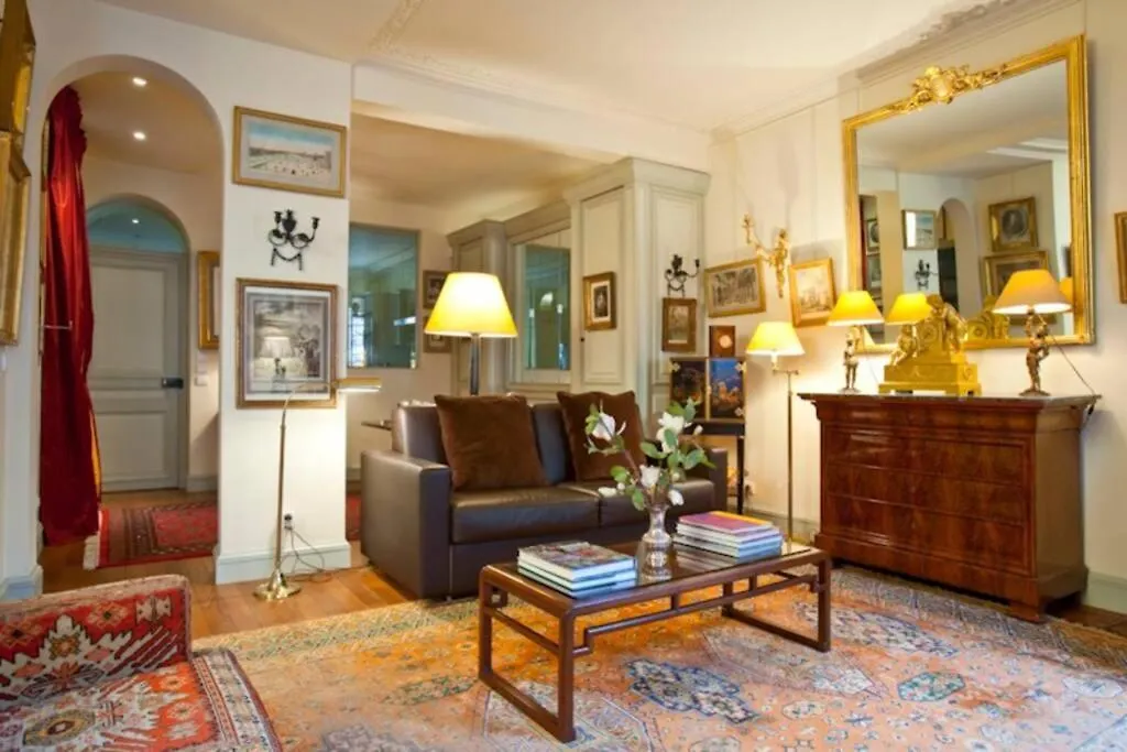 Luxury, Calm And Elegance In The Heart Of Champs-elysees With A Bottle Of Champagne Upon Your Arrival !!! Paříž
