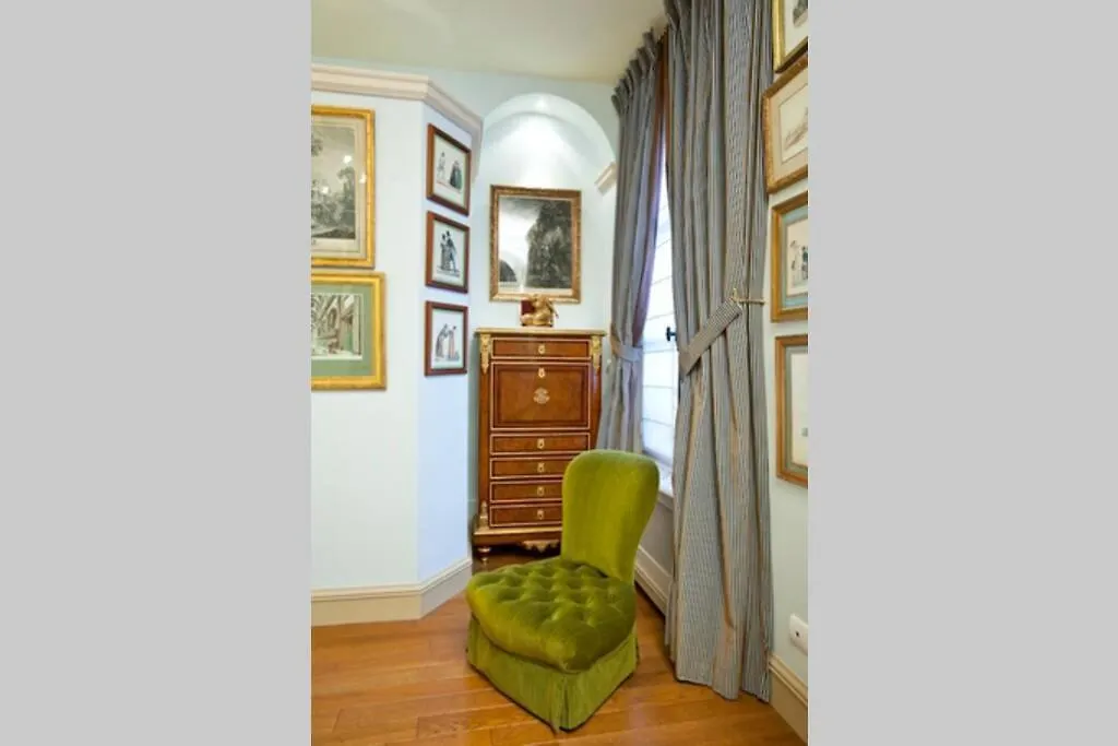 Apartmán Luxury, Calm And Elegance In The Heart Of Champs-elysees With A Bottle Of Champagne Upon Your Arrival !!! Paříž