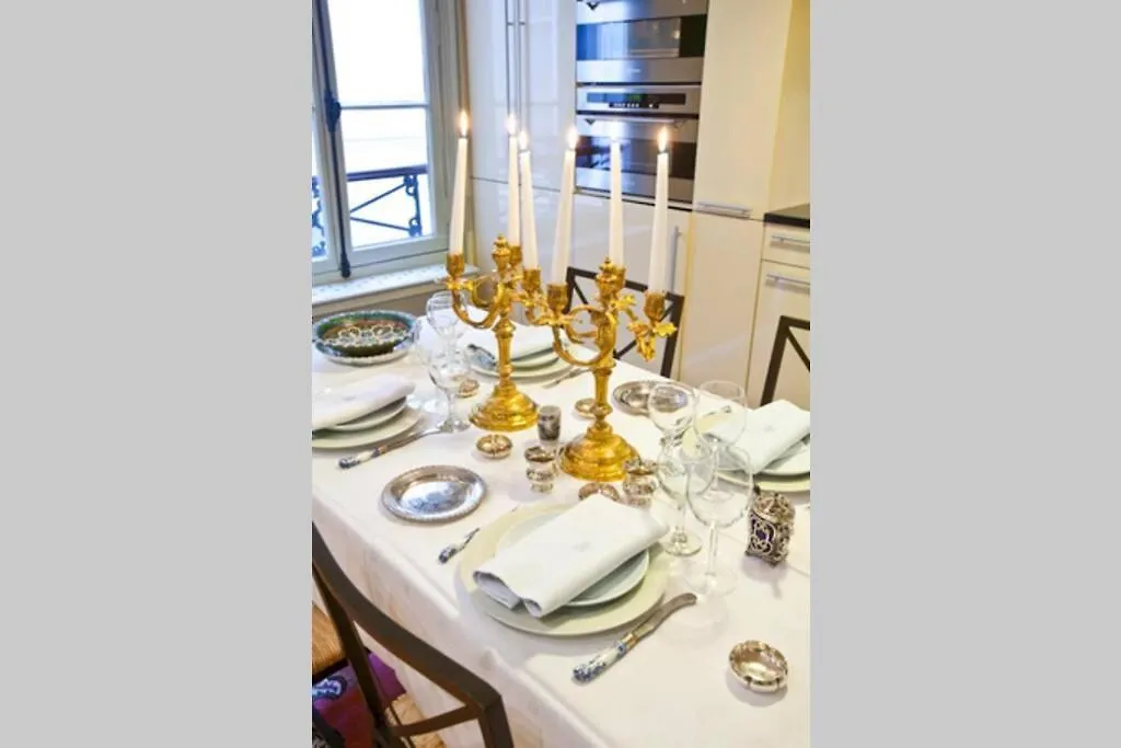 Luxury, Calm And Elegance In The Heart Of Champs-elysees With A Bottle Of Champagne Upon Your Arrival !!! Paříž