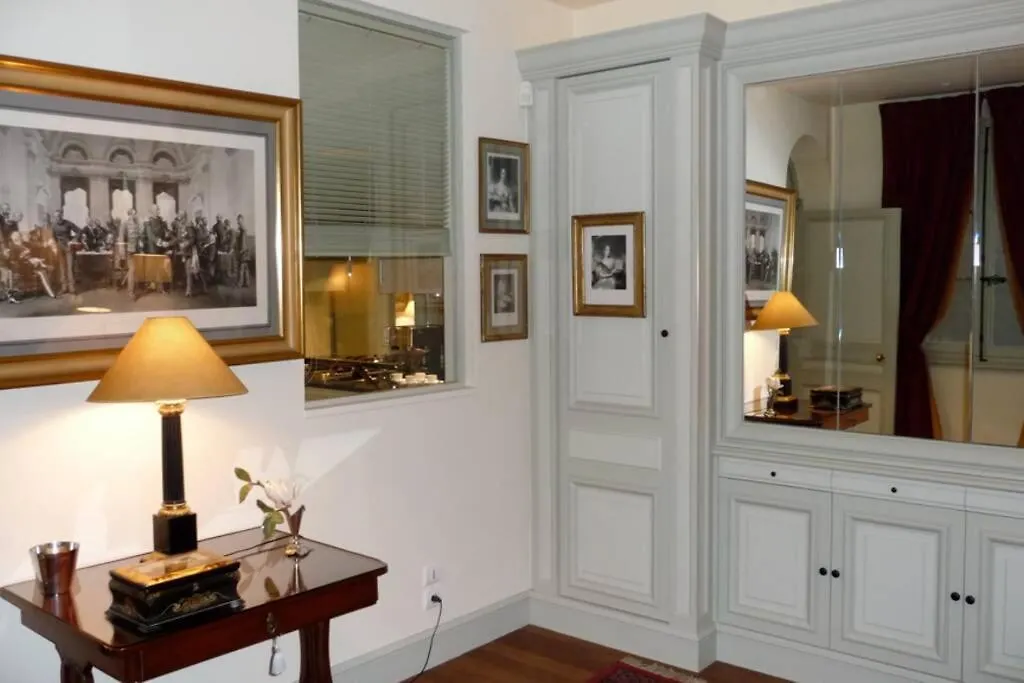 Luxury, Calm And Elegance In The Heart Of Champs-elysees With A Bottle Of Champagne Upon Your Arrival !!! Paříž