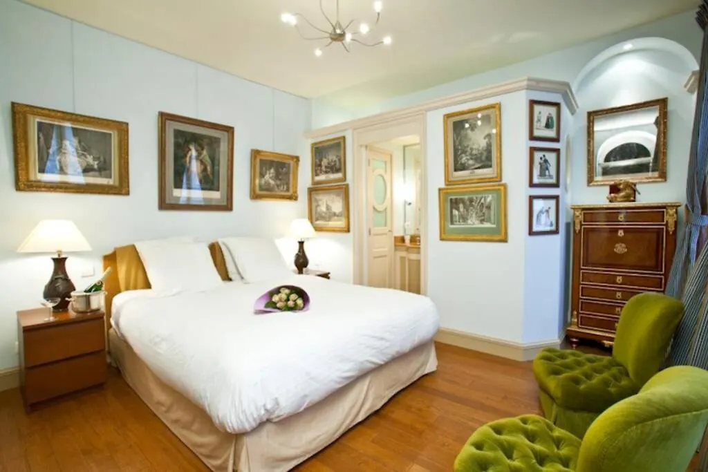 Apartmán Luxury, Calm And Elegance In The Heart Of Champs-elysees With A Bottle Of Champagne Upon Your Arrival !!!