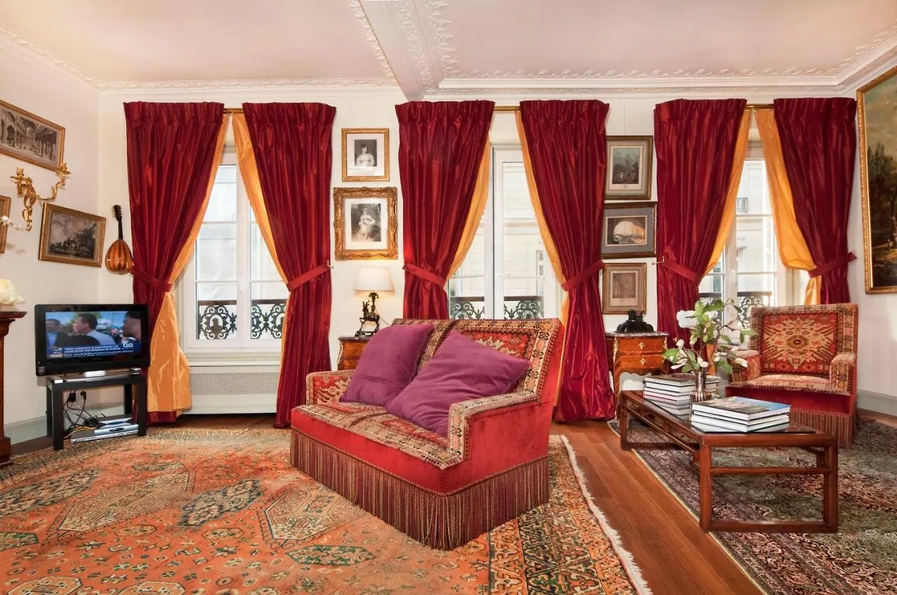Luxury, Calm And Elegance In The Heart Of Champs-elysees With A Bottle Of Champagne Upon Your Arrival !!! Paříž