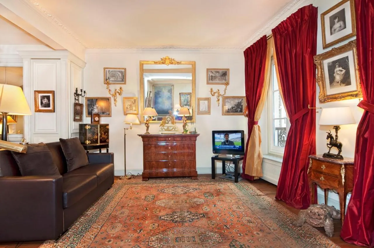 Luxury, Calm And Elegance In The Heart Of Champs-elysees With A Bottle Of Champagne Upon Your Arrival !!!