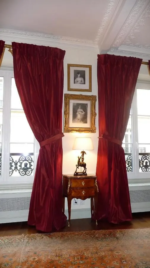 Luxury, Calm And Elegance In The Heart Of Champs-elysees With A Bottle Of Champagne Upon Your Arrival !!!