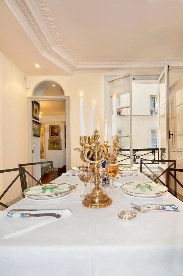 Luxury, Calm And Elegance In The Heart Of Champs-elysees With A Bottle Of Champagne Upon Your Arrival !!!